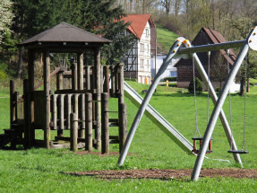 Spielplätze - Schaukel und Spielturm