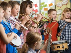 Musikschule - Mehrere Kinder spielen ein Instrument