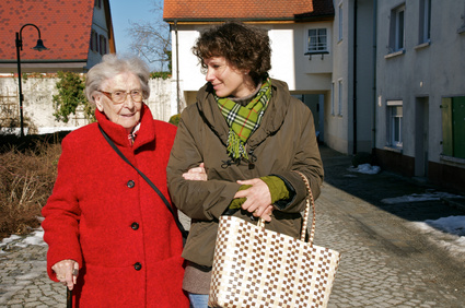 Jüngere Frau begleitet ältere Frau zum Einkaufen