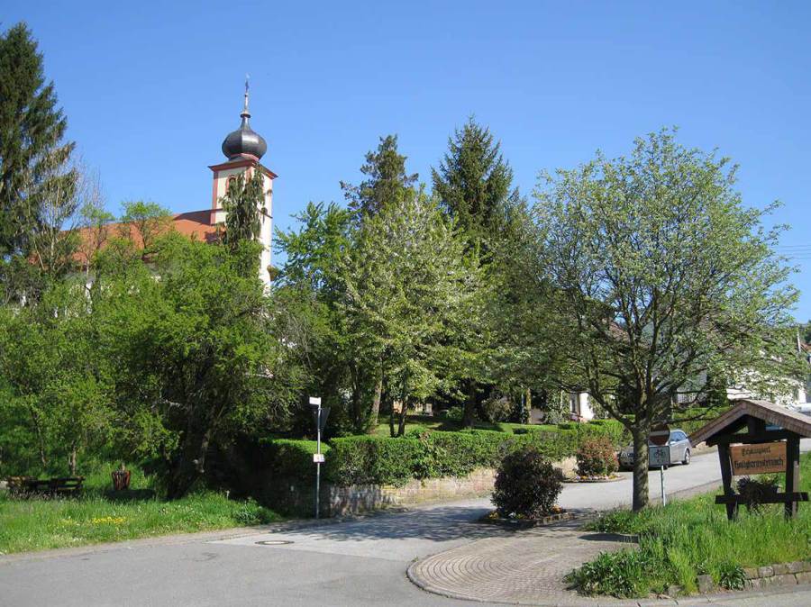 Ortseingang mit Blick auf katholische Kirche