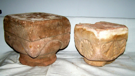 Zwei romanische Säulenkapitälchen aus der ursprünglichen Heiligkreuz-Kirche