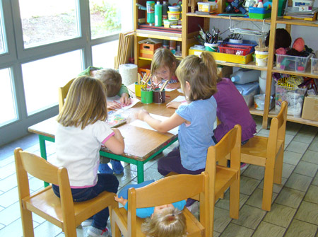 Kinder sitzen am Tisch