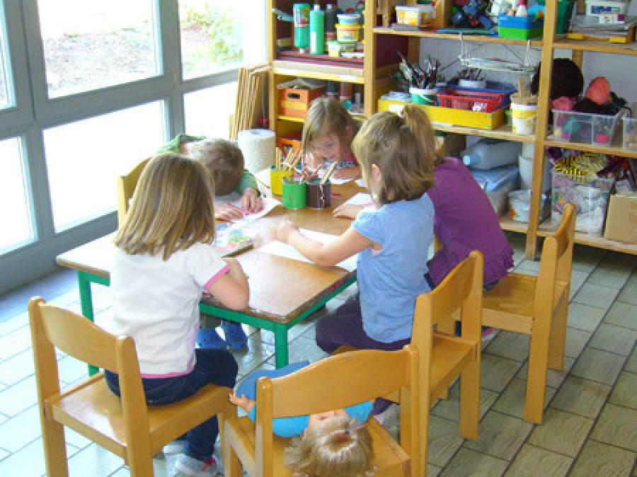 Kindergarten - Kinder an einem Tisch