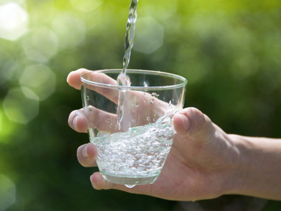 Wasserversorgung - Wasser läuft in ein Glas